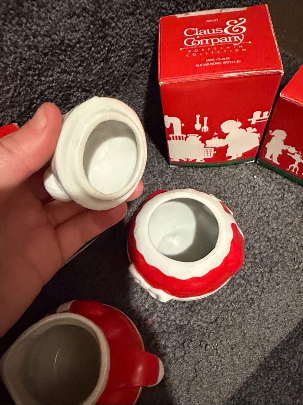 AVON Vintage Santa Claus Creamer and Mrs. Claus Sugar Bowl w/Lid Set 1983 - Picture 7 of 10